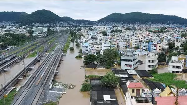 Telangana, Andhra Pradesh rain: 140 trains cancelled, ten dead due to flood; PM Modi assures all help | 10 update